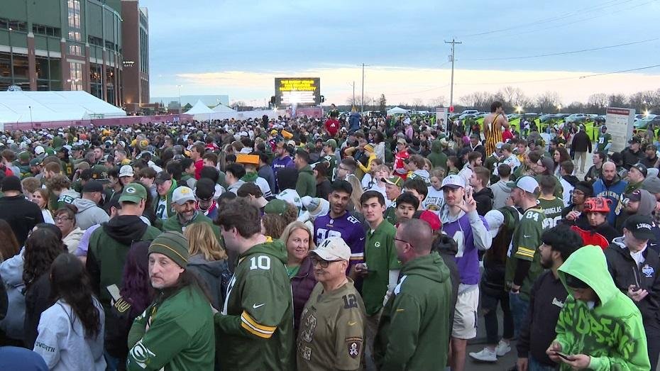 Wisconsin residents savor Green Bay’s NFL draft spotlight