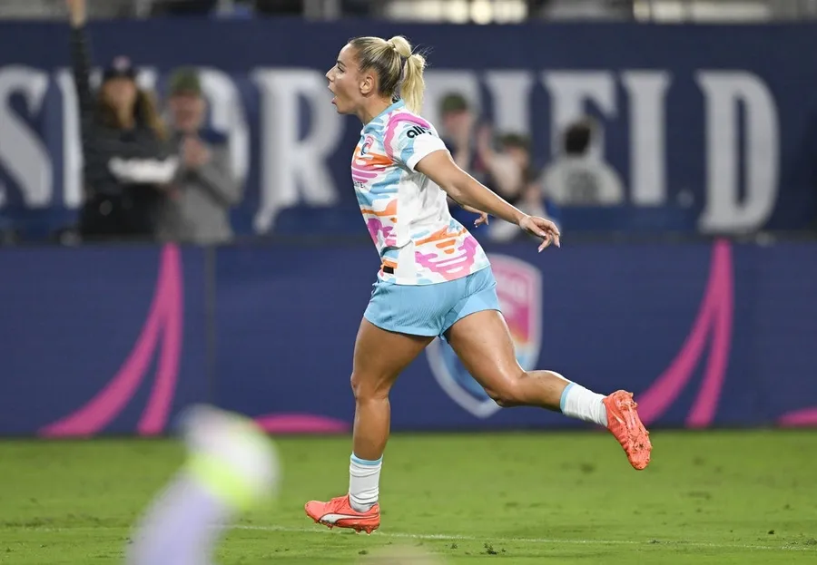 Adriana Leon, Wave keep rolling, rout Courage