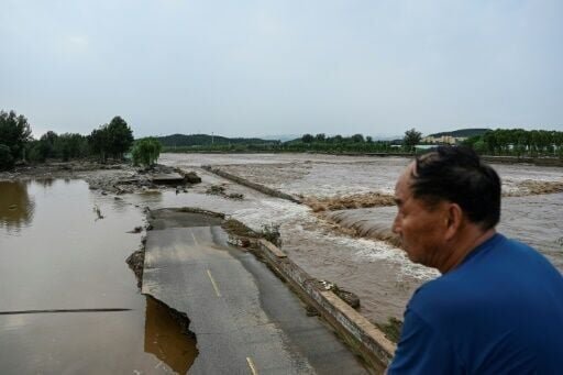 China floods: Torrential rains kill at least 34; authorities evacuate 80,000 as over 130 villages lose electricity