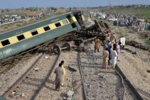 Coaches of Islamabad Express derails near Lahore in Pakistan, at least 30 injured